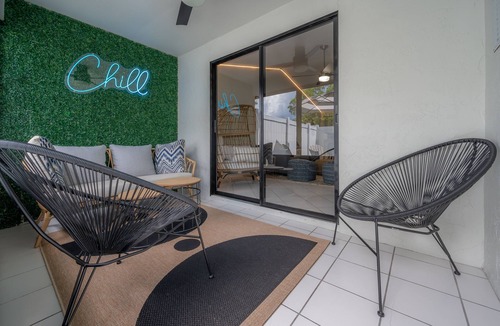 Oldsmar Villa | Sunny Oasis: Villa Retreat! Relaxing tropical getaway close to beautiful beaches