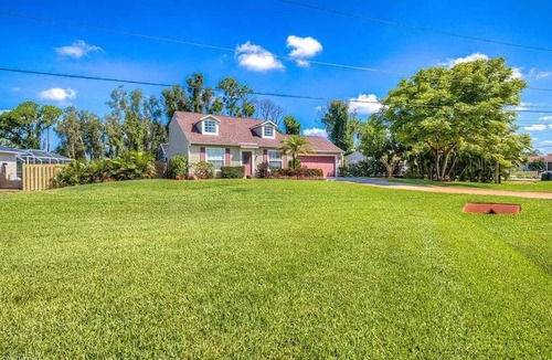 San Carlos Park House | Sunny Paradise Home With Pool