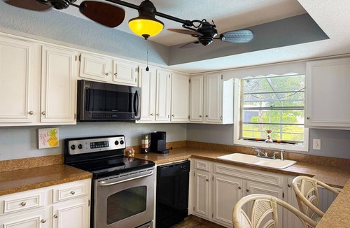 Oakland Hills House | Sunny Pool Villa – Golf, Beach & Relaxation