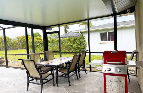 Oakland Hills House | Sunny Pool Villa – Golf, Beach & Relaxation