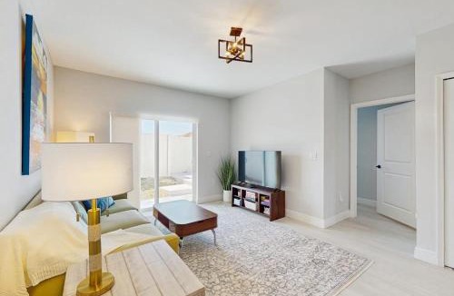Englewood East House | Sunny Shores