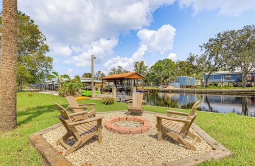 Suwannee House | 'Sunny Side Up' Canal-Front Getaway w/Dock!