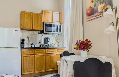 Spruce Hill Apartment | Sunny Studio Nest near Drexel & UPenn