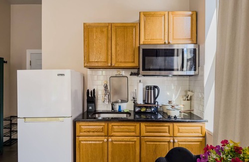 Spruce Hill Apartment | Sunny Studio Nest near Drexel & UPenn