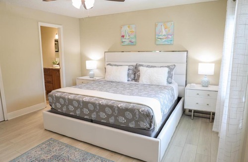 Anona Apartment | Sunnyside Palms - 2BR, Poolside, 5 min to Beach