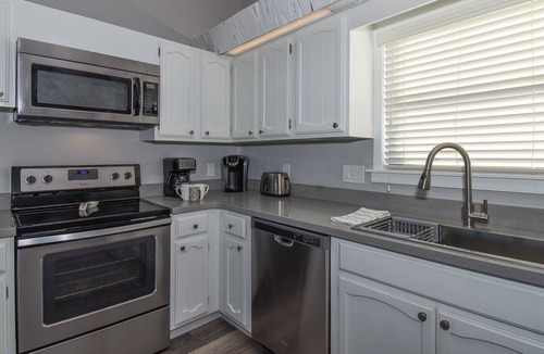 Sea Dunes Condo | Sunnyside Up Townhome at Sea Dunes - Ocean View & Next to Pool - B6 Up