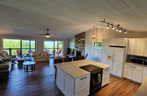 Hamburg Cabin | Sunrise Cabin near Cashiers with stunning mountain top views and hot tub!