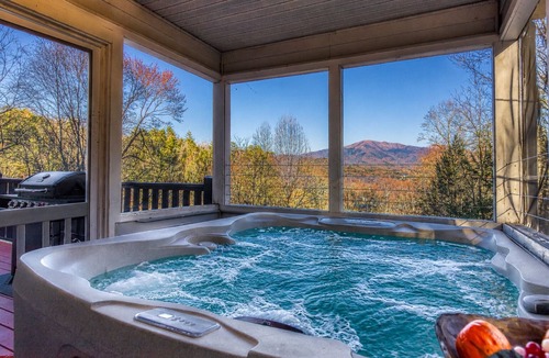 Sevierville Ski Chalet | 🌈Sunrise Views + Theater + Mini Golf +Hot Tub + Pets
