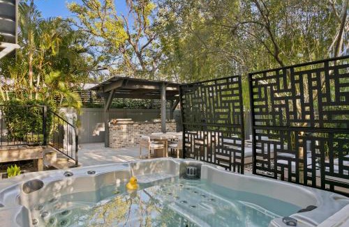 Riverside Heights House | Sunset Bungalow with hot tub - 6ppl