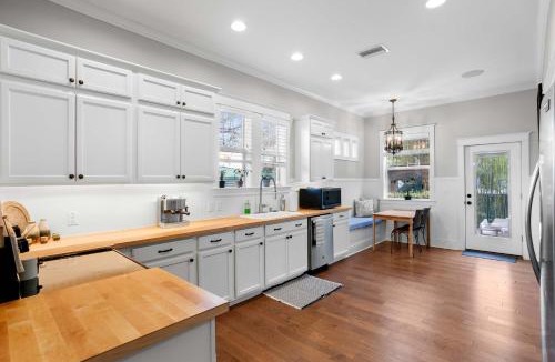 Riverside Heights House | Sunset Bungalow with hot tub - 6ppl