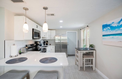 Bayshore Gardens House | Sunset Cottage: New Renovation, Modern 2BR