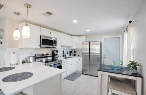 Bayshore Gardens House | Sunset Cottage: New Renovation, Modern 2BR