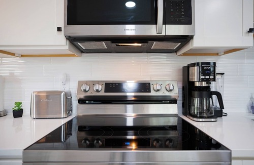 Bayshore Gardens House | Sunset Cottage: New Renovation, Modern 2BR