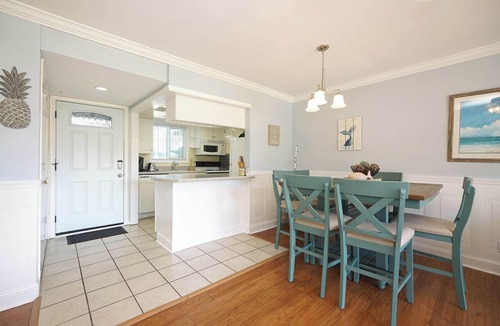 Holiday Isle Condo | Sunset Golf Retreat | Cozy 2BR Near Pool & Beach