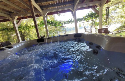 Anderson House | Sunset Point-Best view on Broadway -HOT TUB!