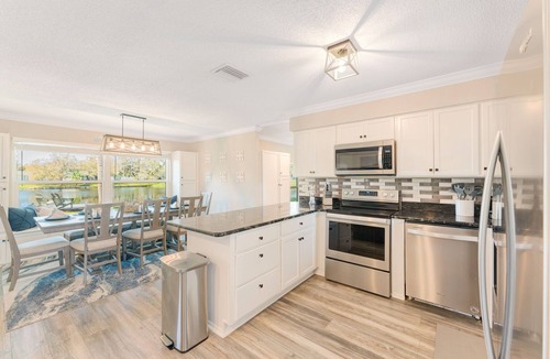 Whitfield House | Sunset Shores- Family Bunkbed Suite - 4BR- 10 Beds - Heated Pool