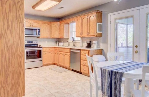 Maryville House | Sunset Views! Hot Tub, Quiet Retreat 15 Min to TYS, Garage, 3 King Beds, Private