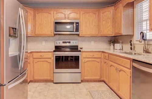 Maryville House | Sunset Views! Hot Tub, Quiet Retreat 15 Min to TYS, Garage, 3 King Beds, Private