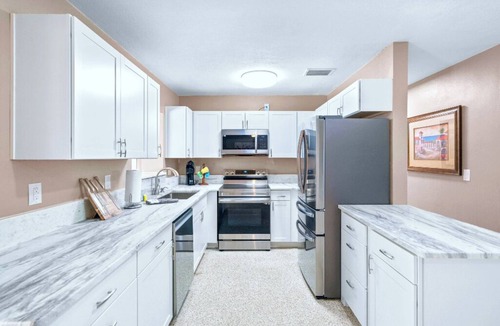 Harbor Bluffs House | 🏖️ Sunshine, Beaches and a Beautiful Pool Inside a Large Screened in Lanai!