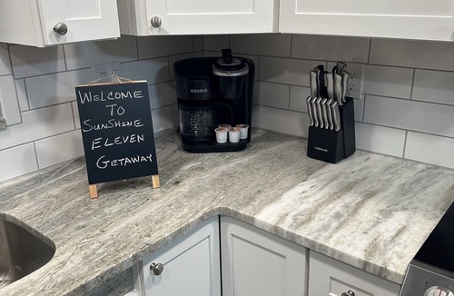 Memphis House | Sunshine Eleven GetawaynSleeps 6 Bedrooms 2 and pull out couch