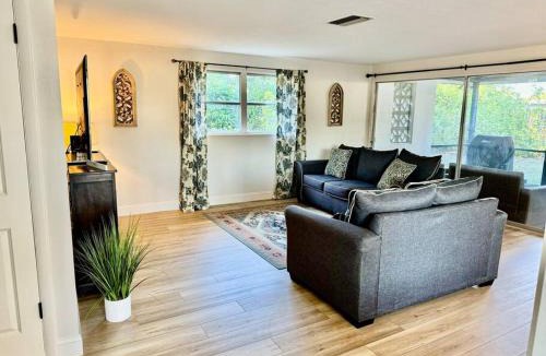 Southgate House | Sunshine Haven: Relax and Unwind