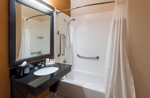 Clearwater Hotel | Sunshine&Value Double Queen: Breakfast, Pool & Gym