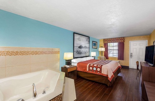 Trailer Estates Hotel | Super 8 by Wyndham Bradenton Sarasota Area