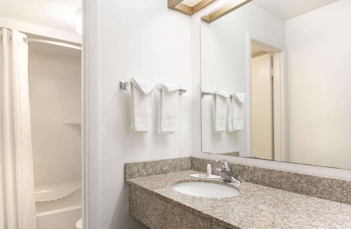 Riviera Beach Hotel | Super 8 by Wyndham Riviera Beach West Palm Beach