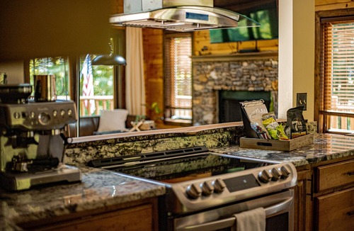 Blairsville Cabin | SUPER COZY. 5 BDR LOG CABIN. BIG Families. Game room. Hot tub