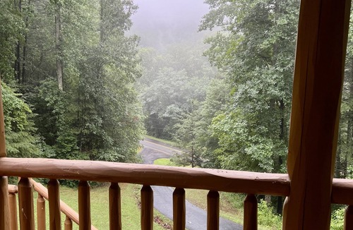 Blairsville Cabin | SUPER COZY. 5 BDR LOG CABIN. BIG Families. Game room. Hot tub