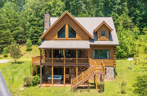 Blairsville Cabin | SUPER COZY. 5 BDR LOG CABIN. BIG Families. Game room. Hot tub