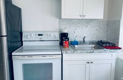 East Little Havana Apartment | Super Cute Studio with Wifi/Kitchen/Parking in vibrant Calle Ocho, Miami!
