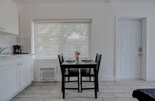 East Little Havana Apartment | Super Cute Studio with Wifi/Kitchen/Parking in vibrant Calle Ocho, Miami!