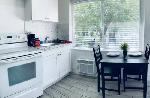 East Little Havana Apartment | Super Cute Studio with Wifi/Kitchen/Parking in vibrant Calle Ocho, Miami!