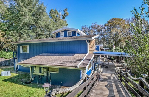 Dunnellon House | SUPER SIZED 3 STORY RIVERFRONT LODGE WITH UNIQUE VIBES. EVERYTHING INCLUDED!