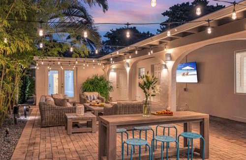 Lauderdale Beach House | Surf KeySteps from Beach Beautiful Courtyard Hot Tub H0MES