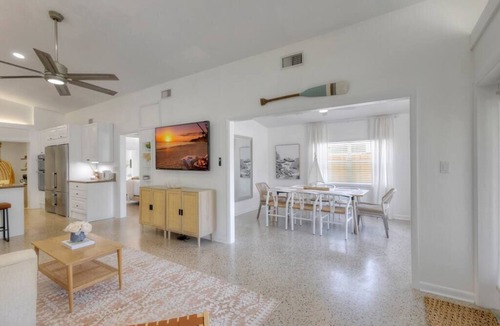 Jupiter House | Surf Shack! Pool table! Fire Pit! 10 min to beach!