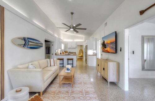 Jupiter House | Surf Shack! Pool table! Fire Pit! 10 min to beach!