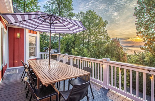 Swannanoa House | Swannanoa Retreat | Sauna + Movie Room + Arcade
