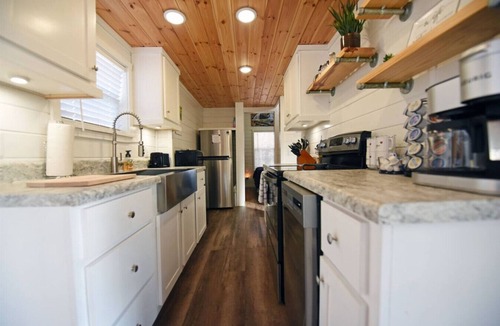 Turtletown Cabin | Sweet Creek Retreat-Luxury Tiny Cabin-View-WIFi-Hot tub-Firepit Area-Smart TVs