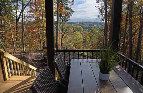 Turtletown Cabin | Sweet Creek Retreat-Luxury Tiny Cabin-View-WIFi-Hot tub-Firepit Area-Smart TVs