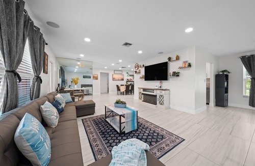 Riviera Beach House | Sweet Pink House, Near Airport/Peanut Island/Cacti Park and walk to Rapids Water Park