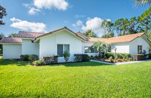 Groveland House | SWISS 66 - Lake Denise