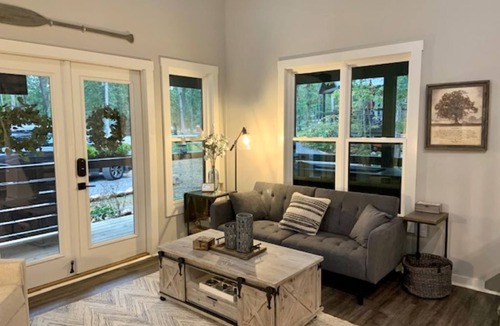 Tracy City Cottage | Swordfish Suite DOG friendly- Pup Shed Retreat