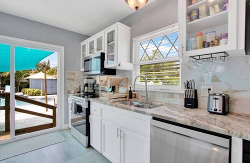 Tampa House | Tampa Oasis: Private Pool, Hot Tub, Sauna & Ponds