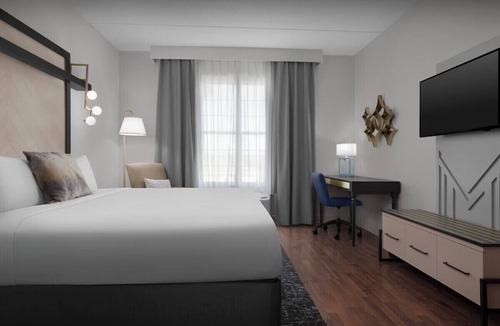 Southside Hotel | Tapestry Park King Suite w/Resort Pool & Gym