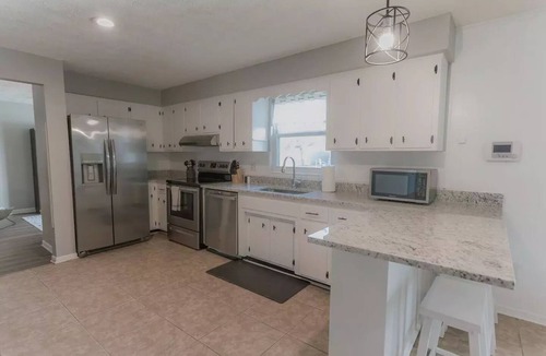 Sandalwood House | Tastefully furnished home near the beach
