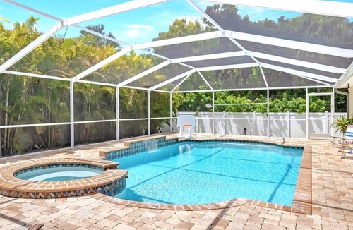 Jacarandas House | Tastefully remodeled electric-heated salt water pool home w/spa - Villa Charlotte
