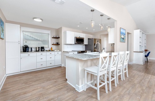 Palm Harbor House | Tastefully updated, Heated Pool, 10 min to Beach!