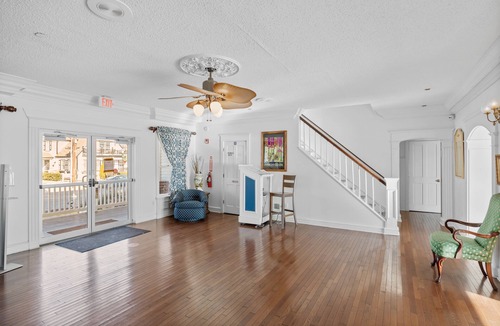 Old Town House | TAVERN ON THE BAY HOTEL - Bugsy Siegel Suite